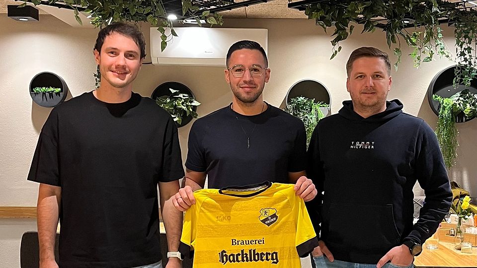 Johannes Vogl (li.) und Manuel Rückert nehmen ihren künftigen Co-Spielertrainer in die Mitte 