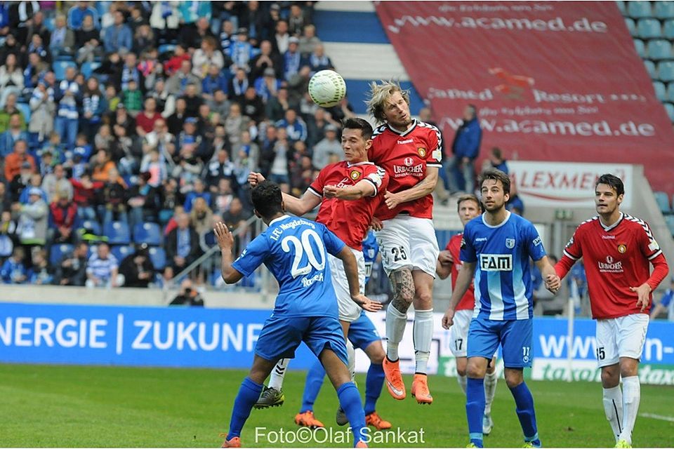Absolvieren morgen das letzte Heimspiel der Saison: Die Fußballer der SG Sonnenhof Großaspach (rote Trikots). F: Olaf Sankat