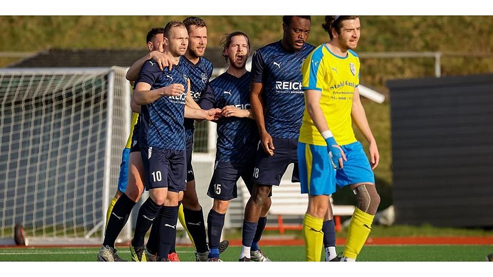 Wer muss runter, wer bleibt drin? In der Fußball-Gruppenliga Gießen/Marburg kämpfen sowohl die SG Eschenburg um Stürmer Mahamoud Moitatchiou (h.) als auch die SG Waldsolms um Jan Luca Auriga noch um den Ligaverbleib. © Jonathan Ortmann
