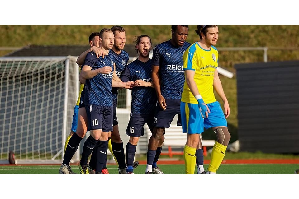 Wer muss runter, wer bleibt drin? In der Fußball-Gruppenliga Gießen/Marburg kämpfen sowohl die SG Eschenburg um Stürmer Mahamoud Moitatchiou (h.) als auch die SG Waldsolms um Jan Luca Auriga noch um den Ligaverbleib. © Jonathan Ortmann
