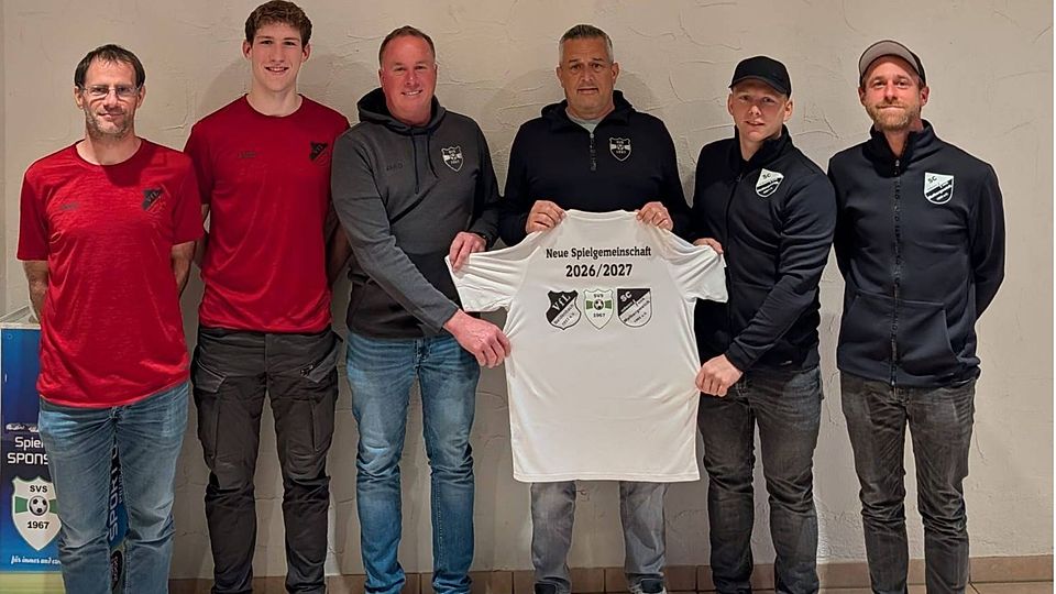 Sie haben die neue Spielgemeinschaft besiegelt (v.l.): Raimund Laub, Jonah Armpriester (beide VfL Neidenbach), Klaus Pint, Jens Bisenius (beide SV Schleid), Timo Adams, Andreas Lehnertz (beide SC Malbergweich).