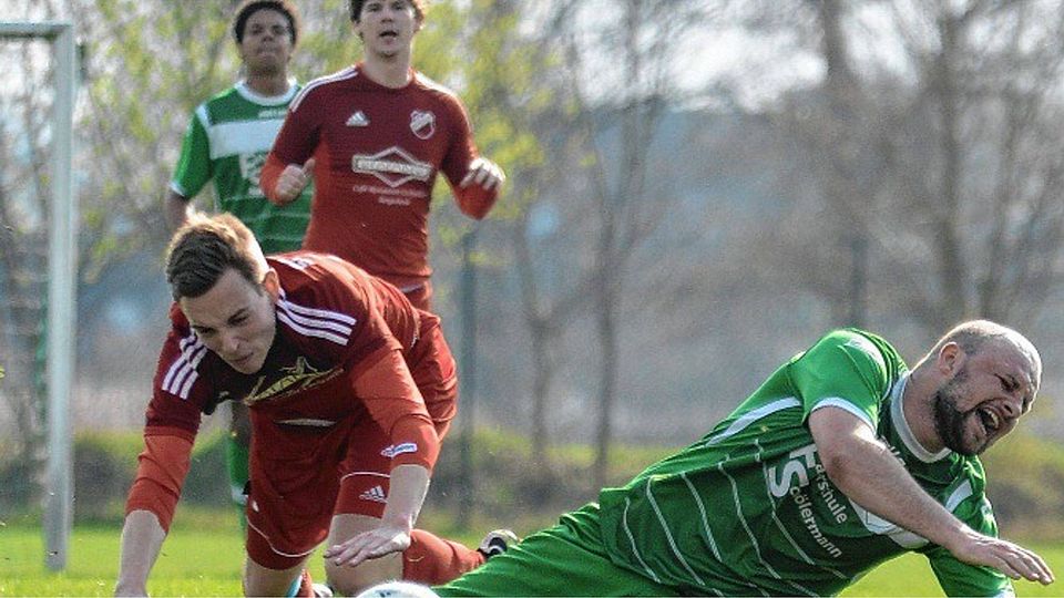 Tremsbüttels Jonas Fahrenkrog (re.) wird vom Elmenhorster Lukas Goeschgefoult. Im Stormarnderby trennten sich die vom Abstieg bedrohten Teams  torlos.