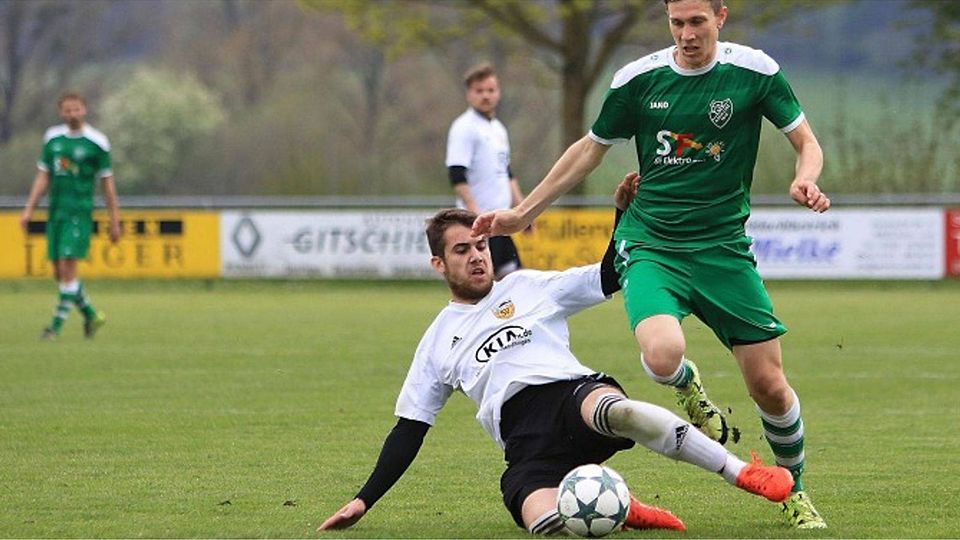Marcel Bücheler (rechts) vom TSV Aach-Linz wird vom Mühlhausener Jannik Braun attackiert. Foto: khb
