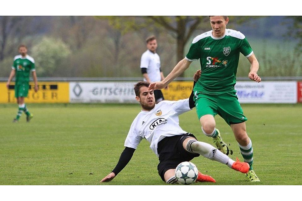 Marcel Bücheler (rechts) vom TSV Aach-Linz wird vom Mühlhausener Jannik Braun attackiert. Foto: khb
