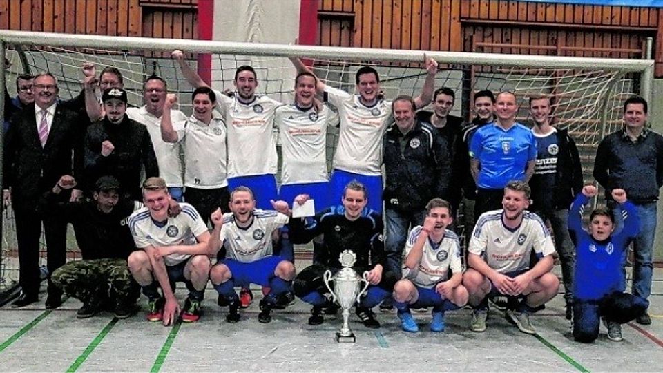 Überraschungssieger bei der 41. Heinsberger Hallenfußball-Stadtmeisterschaft: Der SSV BW Kirchhoven fegte im Finale Titelverteidiger BC 09 Oberbruch mit 8:0 aus der Halle und feierte diesen Triumphzug. Foto: agsb