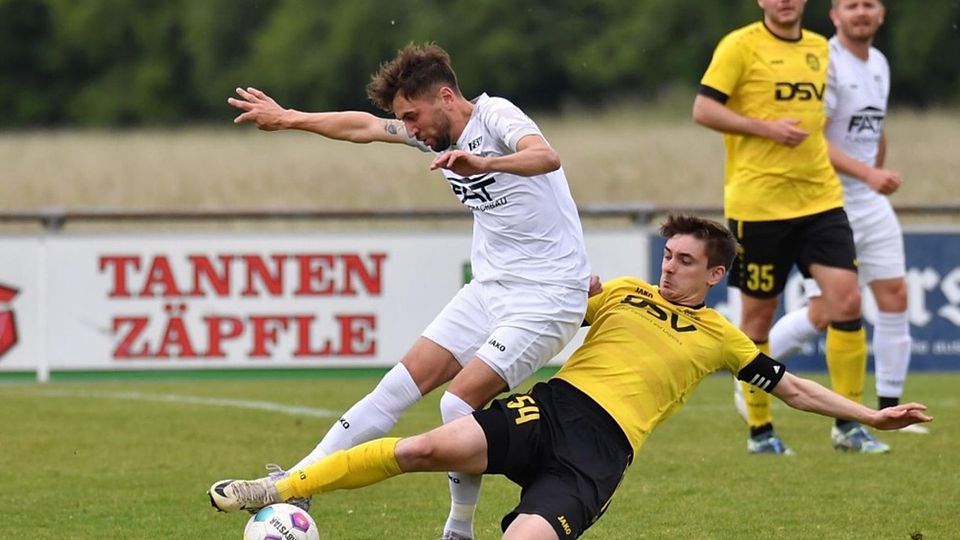 Der Sulzer Samuel Brucker (gelbes Trikot) versucht FSV-Spieler Frederic Kolb den Ball vom Fuß zu fischen