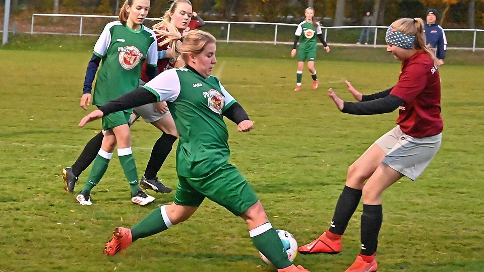 Frauenfußball Kreisliga SG Wildenroth in grün gegen SG Eglfing in rot