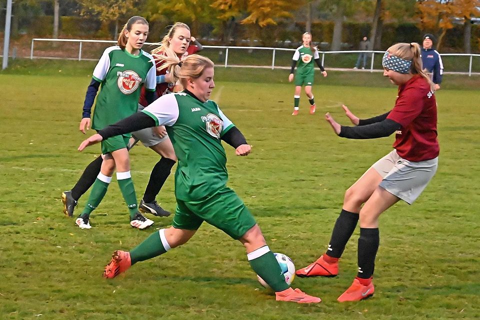 Frauenfußball Kreisliga SG Wildenroth in grün gegen SG Eglfing in rot Frauenfußball Kreisliga SG Wildenroth in grün gegen SG Eglfing in rot