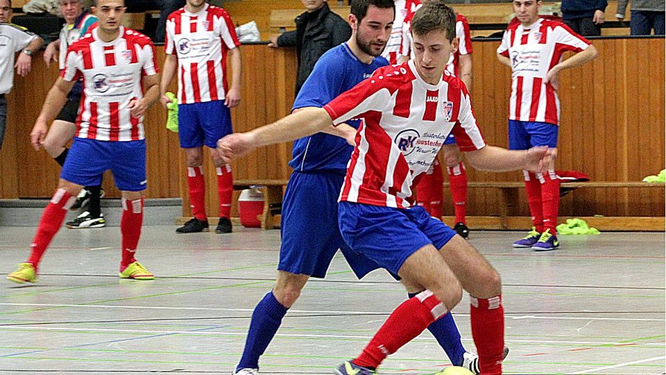 Gegen die TG Viktoria kam der KSV Trenk (rechts Ivan Grgic) nicht so recht ins Spiel. Es gab mit 1:4 die höchste Niederlage bei diesem Vorrundenturnier zur Augsburger Hallenmeisterschaft.  Foto: Annette Zoepf
