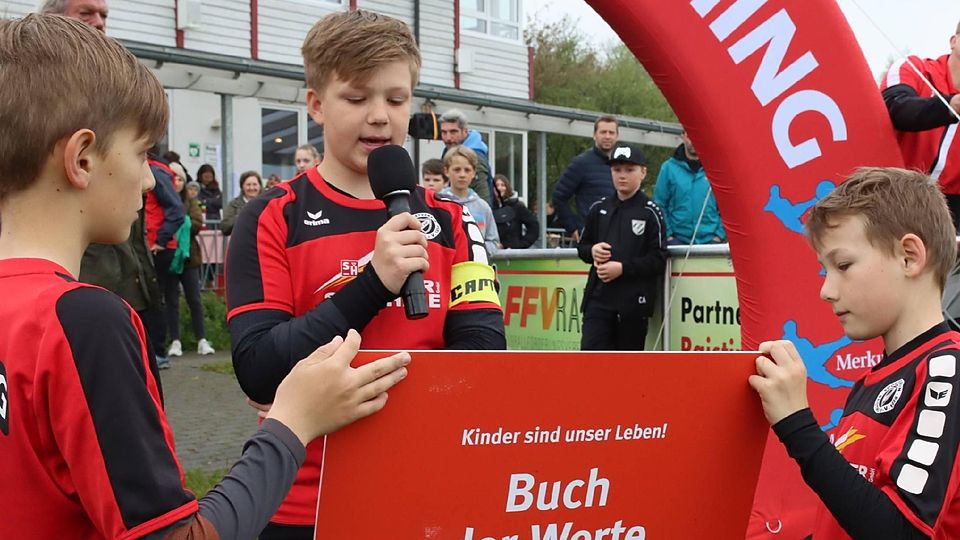 Gelobten Fairness: Vor Turnierbeginn verlas der Raistinger Spieler Basti Huber den Merkur CUP-Ehrenkodex.
