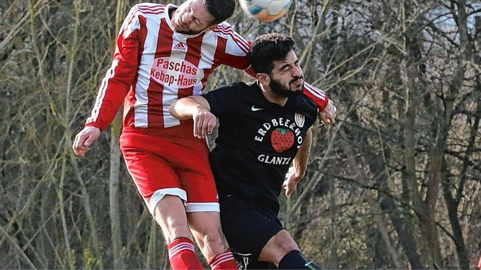 Kristian Mosler (li.) und der SV Hamberge gewannen das Verfolgerduell der Fußball-Kreisklasse A gegen Fatih Karanfil und den SV Türkspor Bad Oldesloe knapp mit 2:1.   un