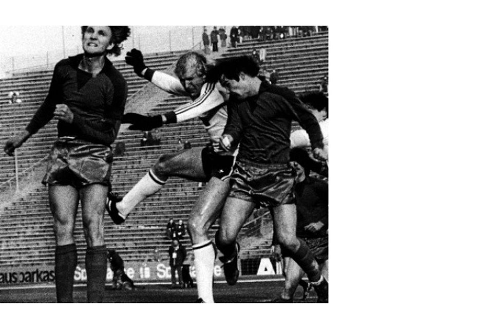 Sensation verpasst: 1980 unterlag der BSC im DFB-Pokal mit 1:3 bei Schalke 04. Uli van den Berg (links) und Walter Schulze rahmen Schalkes Rolf Rüssmann ein. ARCHIV FOTO: FRIESE