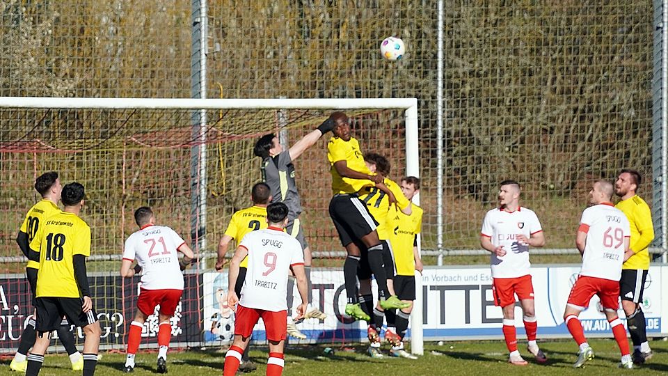 Vor einer beeindruckenden Zuschauerkulisse besiegte die SV Grafenwöhr (in Gelb-Schwarz) die SpVgg Trabitz (in Weiß-Rot) und kehrte zurück auf den Ligathron.