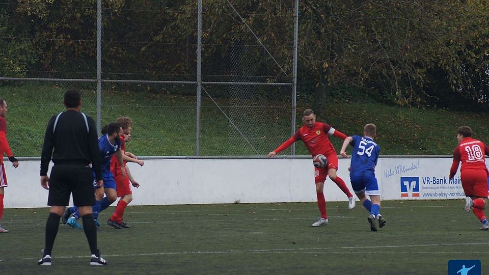 Leon Hill (am Ball) fällt aktuell noch aufgrund einer Verletzung aus, soll dafür aber die Lücke auf der Trainerposition schließen. 