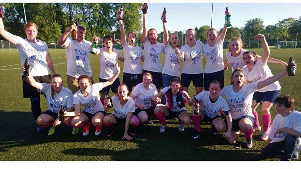 Souveränen Aufstieg gefeiert: Die Spielerinnen der SG Otterfing/Holzkirchen haben mit nur einer Niederlage die Meisterschaft in der Kreisliga gewonnen und steigen nun in die Bezirksliga auf. kn