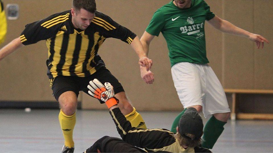 Den Kasten sauber gehalten: Das gelang Lübbeckes Ü32-Torhüter Dennis Gilbert beim 5:0 im Halbfinale gegen Börninghausen. Vor dem Titelgewinn steht jetzt noch ein „Favoritenschreck“ im Weg.⋌Foto: Pollex