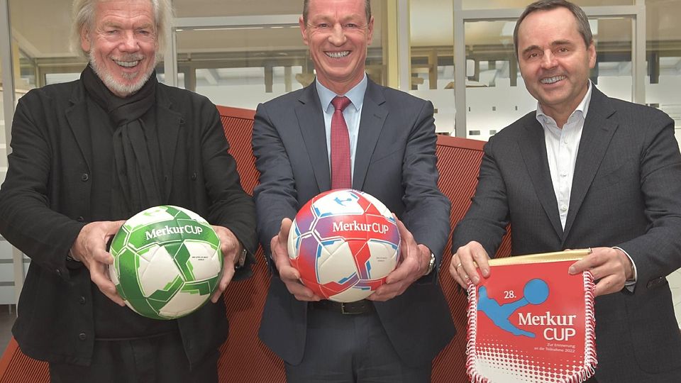 Auf weiterhin gute Zusammenarbeit (v. l.): Merkur CUP-Gesamtleiter Uwe Vaders mit den VR-Bank-Vorständen Christian Berther und Johann Luber.