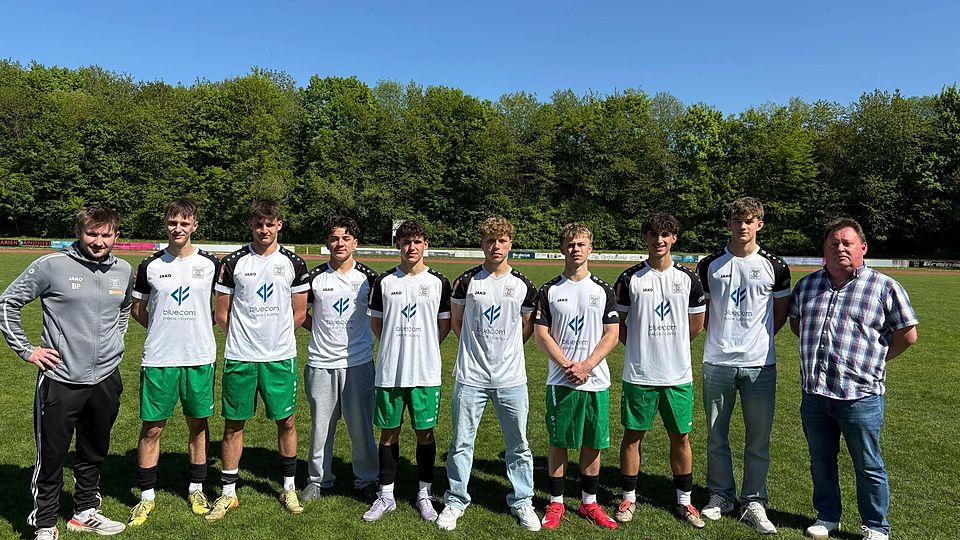 Trainer Benjamin Penzkofer (li.) und Manager Andreas Schäfer (re.) mit ihren Nachrückern aus der eigenen Jugend