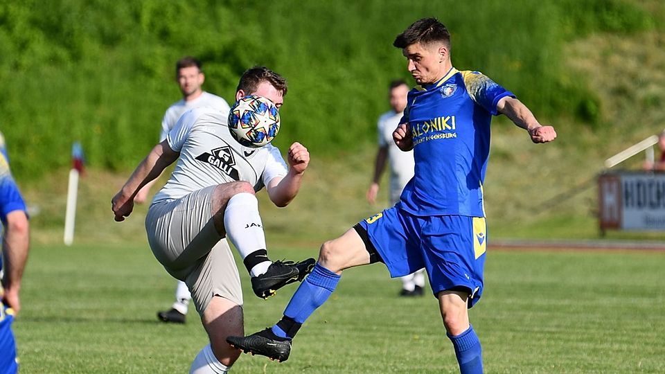 Seinen zweiten Matchball auf den Aufstieg in die Kreisklasse möchte der FC Romania Regensburg (in Blau) nutzen.