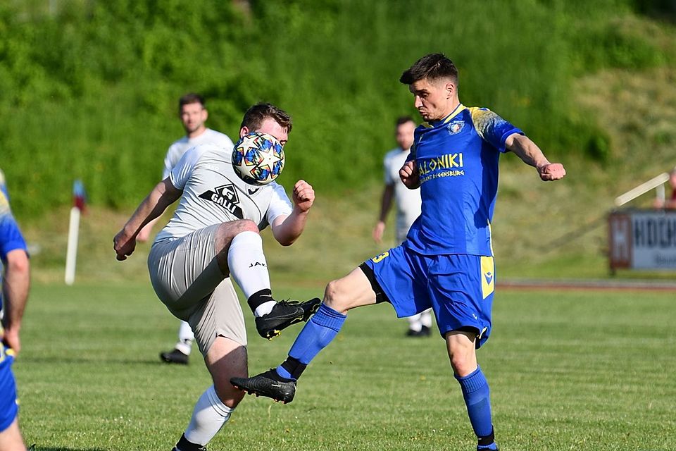 Seinen zweiten Matchball auf den Aufstieg in die Kreisklasse möchte der FC Romania Regensburg (in Blau) nutzen.