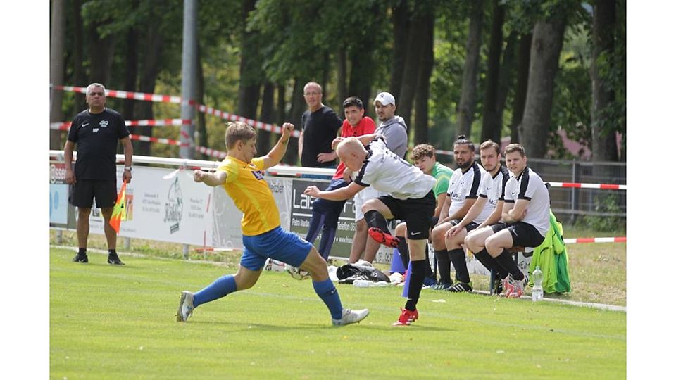 Ihr Pflichtspiel-Debüt feierte die SG Weinheim III am Sonntag gegen TuS Framersheim II. Die Männer auf der Bank verfolgen die Aktion von Lukas Müller (in Weiß) gegen Daniel Wissmann.
