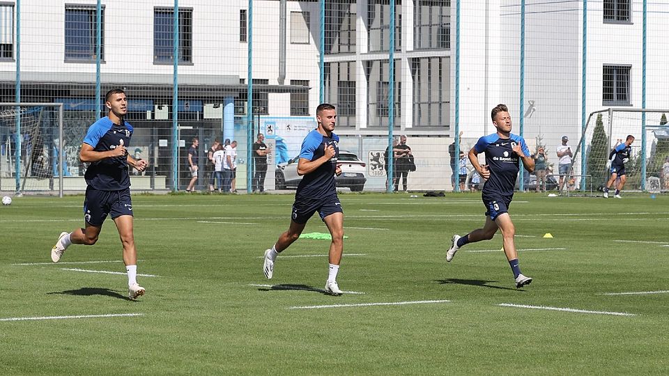 Niklas Lang, Semi Belkahia und Marius Willsch sprinten über den Trainingsplatz beim TSV 1860.
