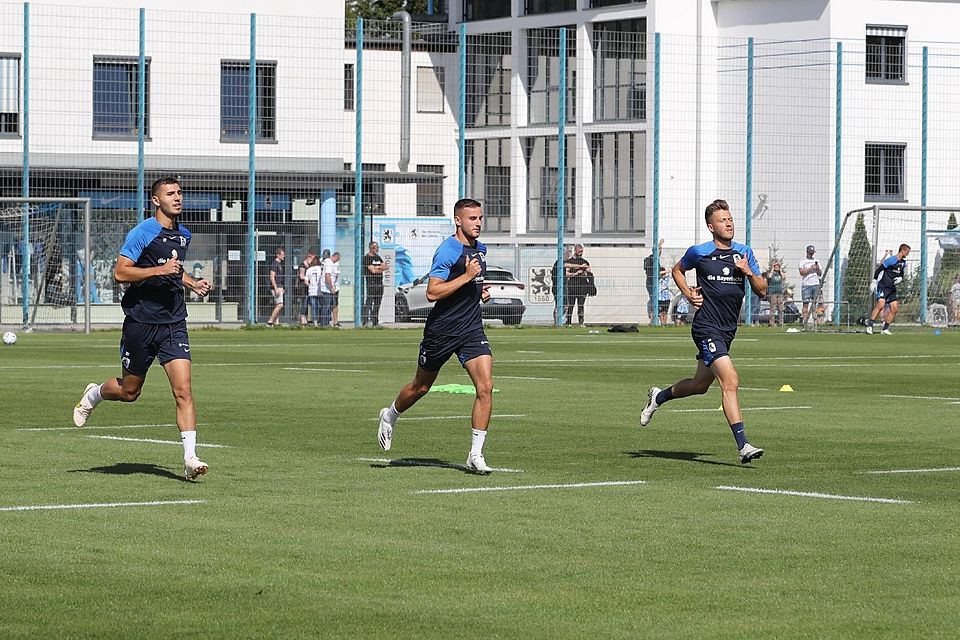 Niklas Lang, Semi Belkahia und Marius Willsch sprinten über den Trainingsplatz beim TSV 1860.