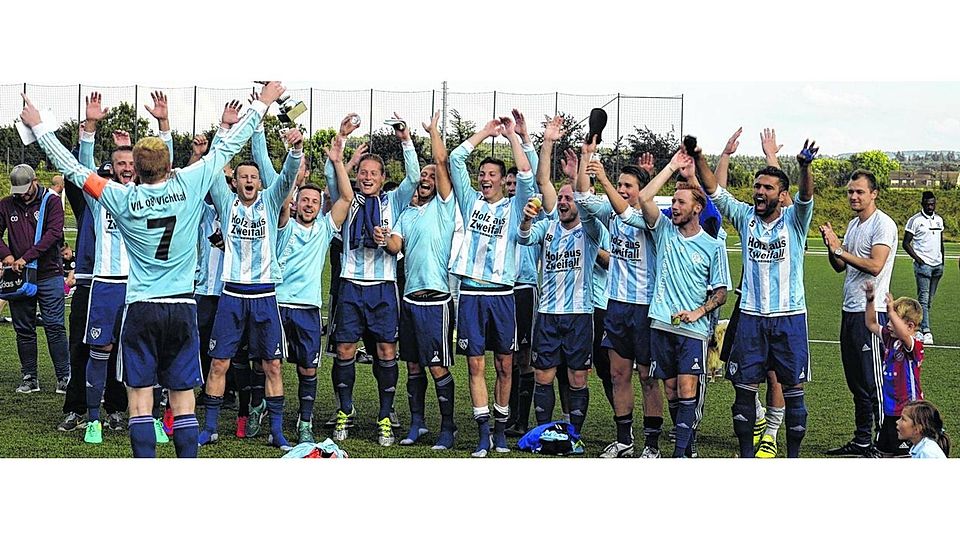 Ausgelassene Freude nach dem Schlusspfiff: Zum zweiten Mal innerhalb von zwei Wochen konnte die erste Mannschaft des VfL Vichttal einen Turniersieg bejubeln.