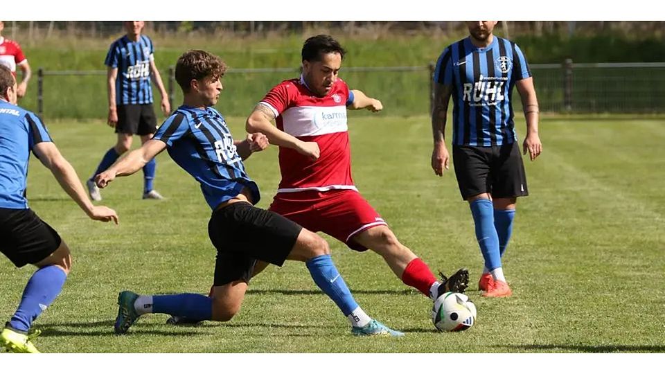 Cappels Kapitän Athanasios Karamitros (rechts) fährt Versbachtals Spielmacher Janik Schwarz in die Parade. © Jens Schmidt