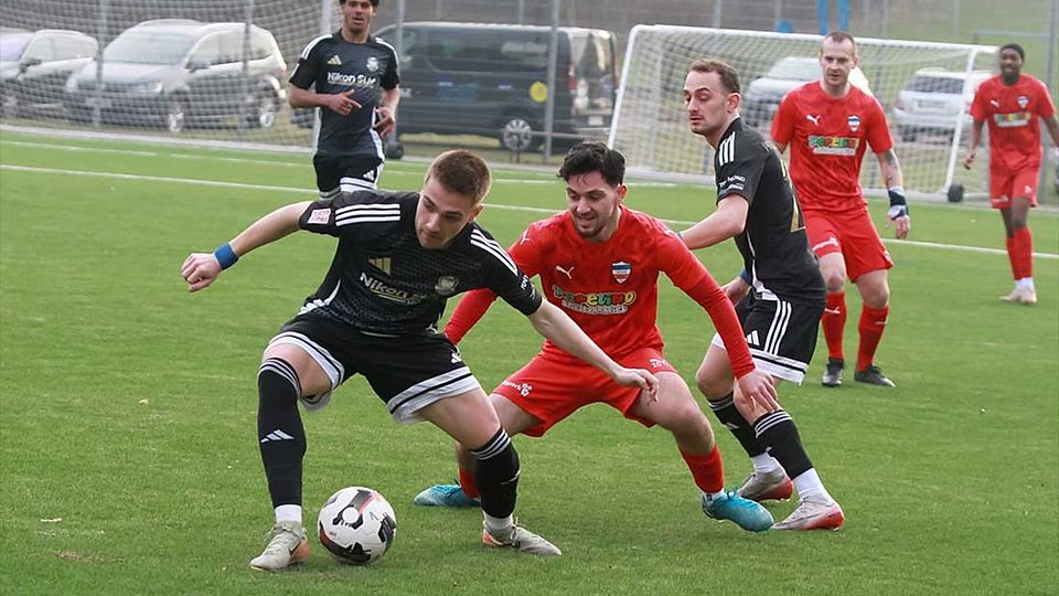 Bereit zum Zweikampf - Ömer Sönmez (Inter Türkspor Kiel) hinter Aristeidis Andrikopolous ( 1. FC Phönix Lübeck II). Can Degirmenci beobachtet.