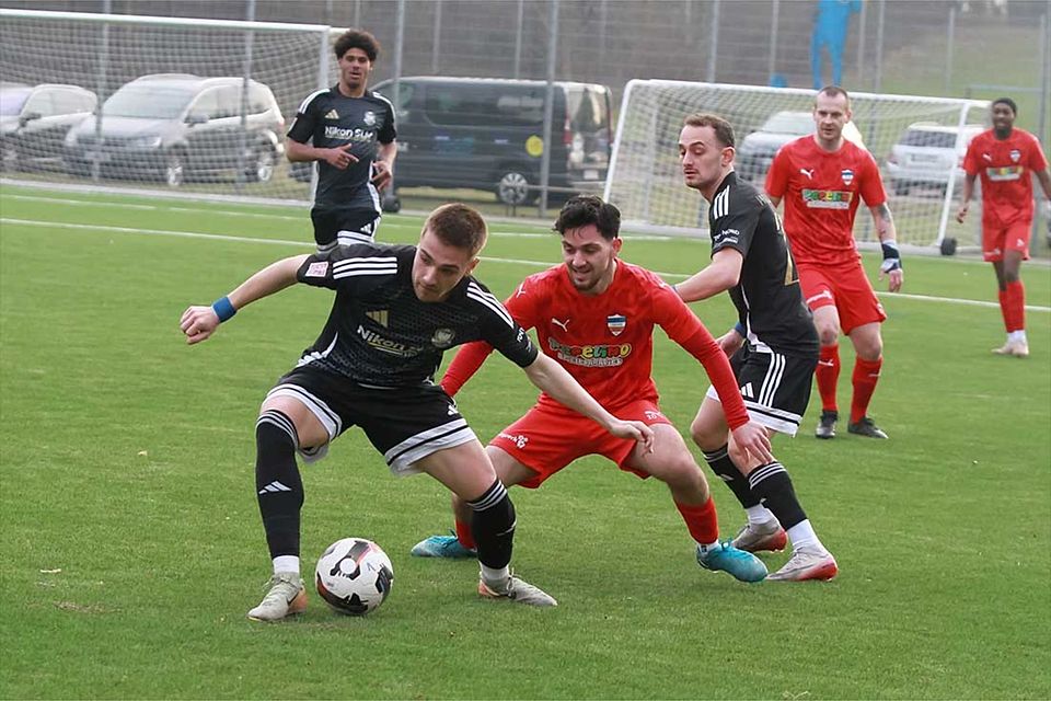 Bereit zum Zweikampf - Ömer Sönmez (Inter Türkspor Kiel) hinter Aristeidis Andrikopolous ( 1. FC Phönix Lübeck II). Can Degirmenci beobachtet.