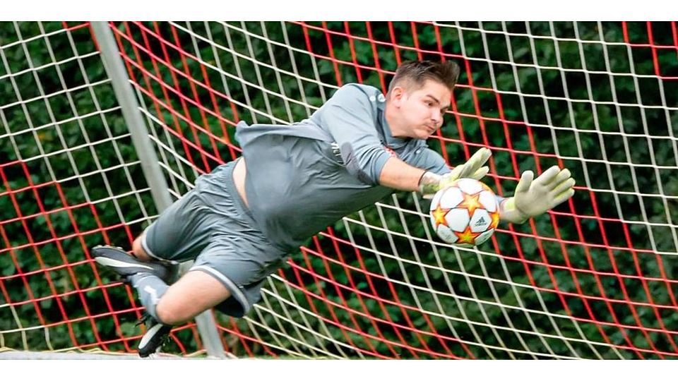 Spartaks Torwart Viktor Bucela hält seine Farben lange im Spiel, kann die Niederlage letztlich aber auch nicht verhindern. Archivfoto: Jenniver Röczey 
