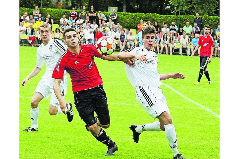 Weißenohe (weiße Trikots) erspielte sich viele Chancen, die Adelsdorfer schossen die Tore (F.: Michael Müller).