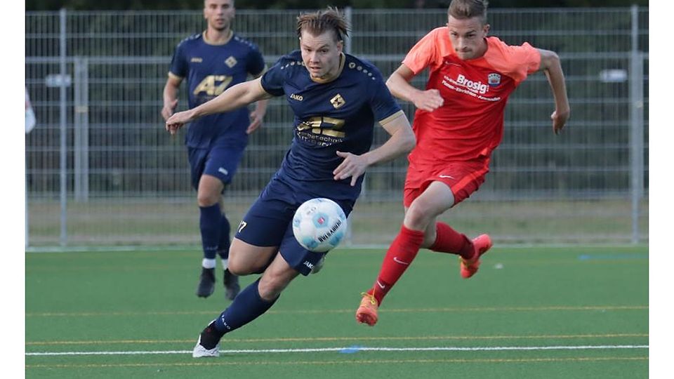 Wollen beide den Aufstieg in die Kreisoberliga: Der VfL Michelstadt (links Maximilian Rieker) und die SSV Brensbach (Merlin Lampert). Wobei die SSV nicht mehr zu bremsen ist.	Foto: Herbert Krämer