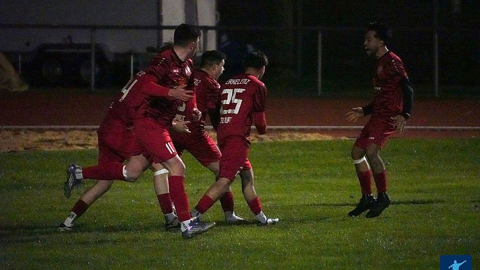 Jubel über den Einzug ins Halbfinale: Dynamo Erkelenz nach dem 3:0-Sieg über die Sportfreunde Uevekoven.