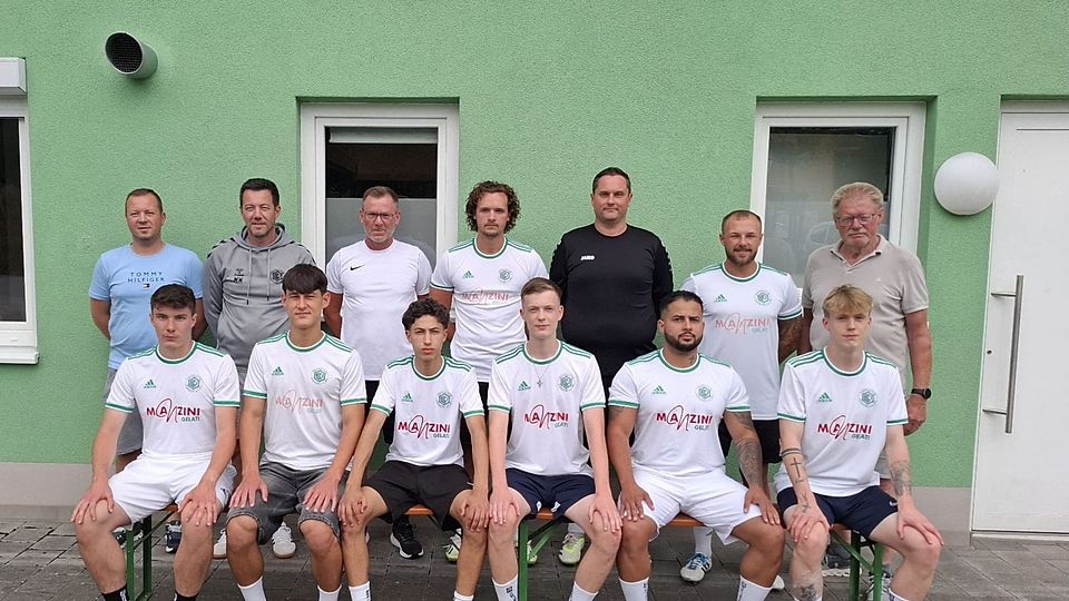 Hinten v. l.: Andi Wellner (Teammanager), Marco Wellner (Sportlicher Leiter), Tino Höng (Co-Trainer), Samuel Höng, Philipp Männel, Elias Höng (Spielertrainer), Hans Wallner (2. Vorstand) Vorne v. l.: Anton Zeisler, Egor Pflug, Yebka Rayane, Samuel Sterr, Pedro Bezerra da Silva, David Sterr Es fehlen: Michael Lauerer, Arbnor Mehmetaj, Marcel Feussner und And Rushiti