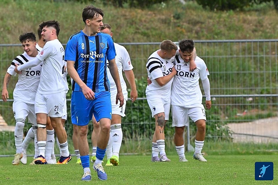 Das Hinspiel zwischen dem FSV Erlangen-Bruck und der SpVgg Jahn Forchheim (in weiß) war eine klar Angelegenheit für den Jahn. Am Ende stand ein 5:0 für die Oberfranken  zu Buche.