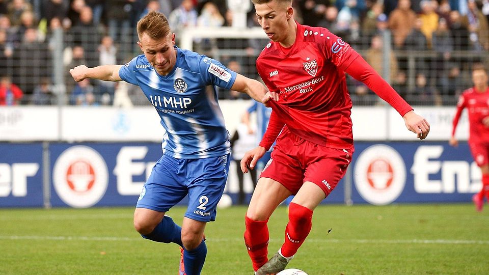 Das Hinspiel zwischen den Stuttgarter Kickers und dem VfB II war eine deutliche Angelegenheit. Die Blauen (hier mit Malte Moos ) gewannen gegen die Roten (hier mit Nick Bätzner) mit 3:0.