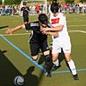 Es geht zur Sache: Nationalspieler Ali Can Pektas aus Ober-Ramstadt setzt sich gegen Recep Aydeniz (rechts) durch.	Foto: Guido Schiek