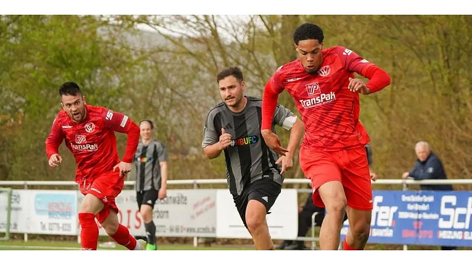 Trifft in der Schlussphase nur den Pfosten für den Fußball-Gruppenligisten SC Waldgirmes U23: Elijah Balci (am Ball) im Spiel gegen die SG Kinzenbach. (Archivfoto) © Isabel Althof