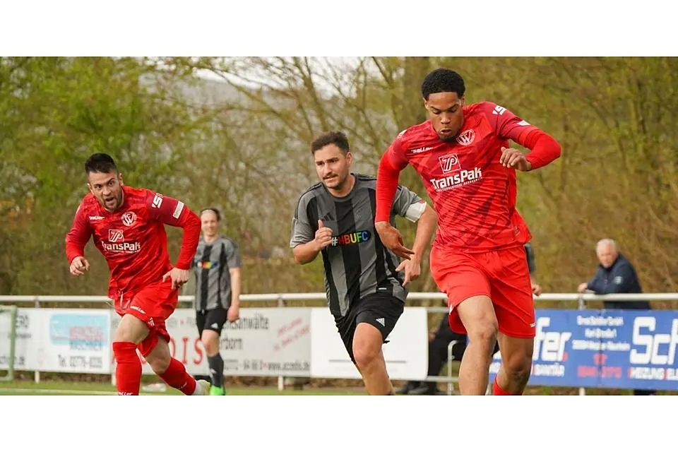 Trifft in der Schlussphase nur den Pfosten für den Fußball-Gruppenligisten SC Waldgirmes U23: Elijah Balci (am Ball) im Spiel gegen die SG Kinzenbach. (Archivfoto) © Isabel Althof
