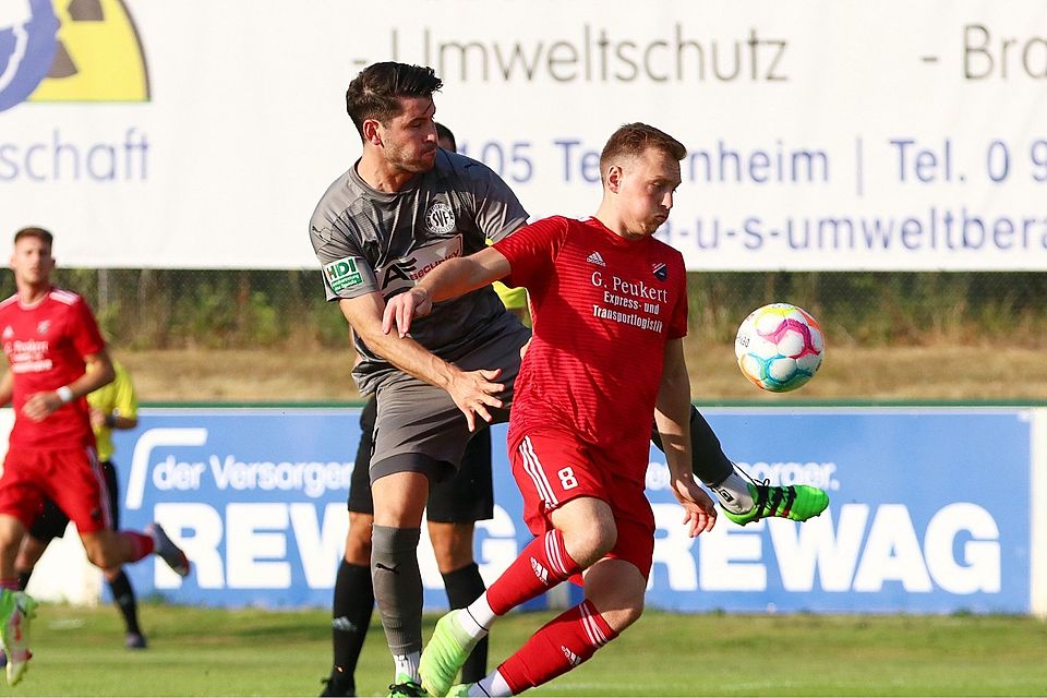 Regensburgs Lucas Altenstrasser (links) scheiterte früh im Spiel vom Elfmeterpunkt.