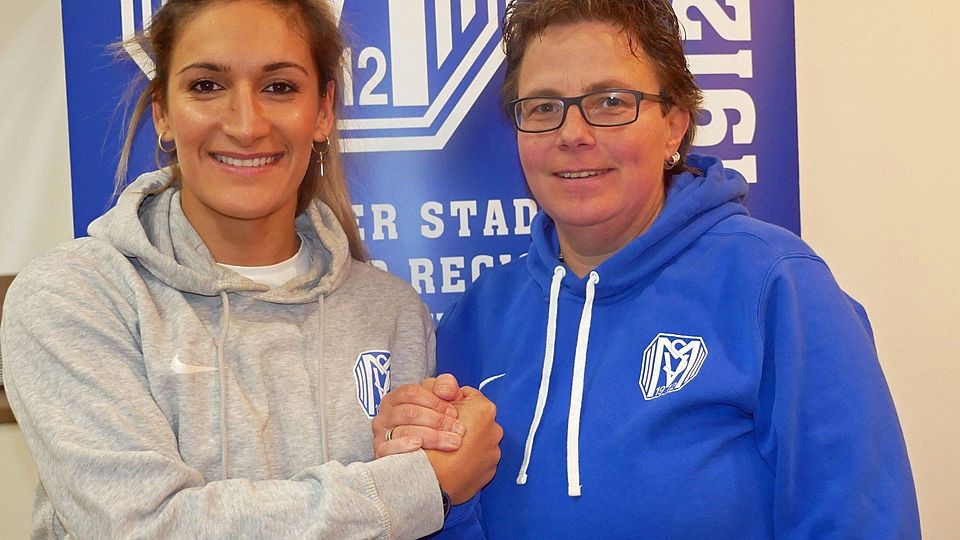 Zurück: Nach einem halben Jahr beim Bundesligisten Jena spielt Jalila Dalaf (l.)  wieder für den SV Meppen. Die Sportliche Leiterin Maria Reisinger begrüßt die Offensivfußballerin  vor dem Trainingsauftakt. 
