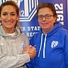 Zurück: Nach einem halben Jahr beim Bundesligisten Jena spielt Jalila Dalaf (l.)  wieder für den SV Meppen. Die Sportliche Leiterin Maria Reisinger begrüßt die Offensivfußballerin  vor dem Trainingsauftakt. 