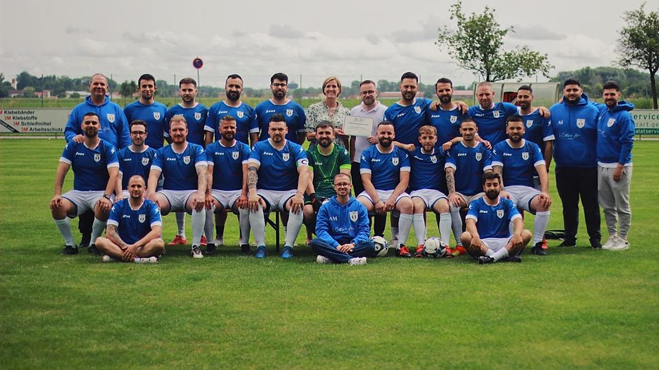 Namen zum Mannschaftsbild :
Von Oben Links:  (Trainer) Roberto Mariani, Anthony Visalli, Raffaele Fazio, Fatih Budakoglu, Salvatore Martino, Sabine Ziegler (BLSV),  Antonio Arcuri (1. Sportvorstand), Arrigo Bozzato, Giuseppe Mangone, Giovan Mele, Luigi Rotondo, Antonio Ierardi, Filippo Falcone.

Von der Mitte Links: Francesco Lizzi, Claudio Pisani, Fabio Sestito, Mario Mirabelli, Giuseppe Falcone (Kapitän), Fedele Ferrrarelli, Salvatore Ferrarelli (2. Sportvorstand) , Eliseo Interliggi, Giuseppe Misiano, Raffaele Greco.

Von unten Links : Francesco Falcone, Antonio Mesoraca (Kassier), Dario Renda