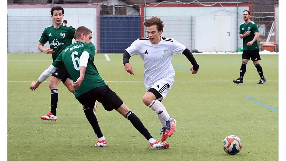 Kein Vorbeikommen war für den TSV Feldafing um Luis Schäffler (r.) am SC München.