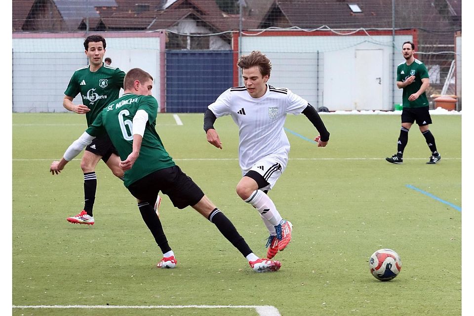 Kein Vorbeikommen war für den TSV Feldafing um Luis Schäffler (r.) am SC München.