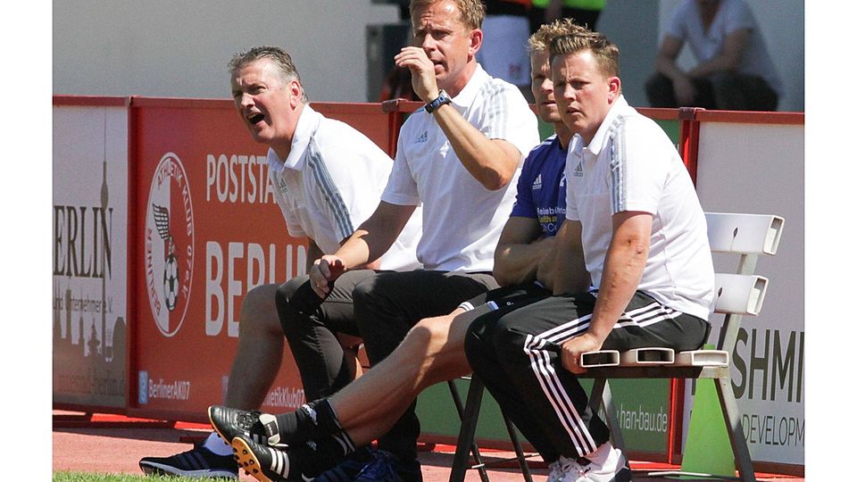FSV-Coach Jörg Heinrich (2.v.l.) darf sich über einen namhaften Neuzugang freuen. F: Bock