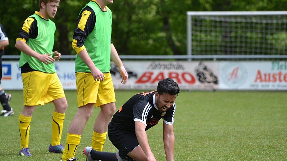 Konnte sich nach dem Spiel nicht schmerzfrei melden: Suryoye-Stürmer Markus Aslan (r.). F:Schlichting