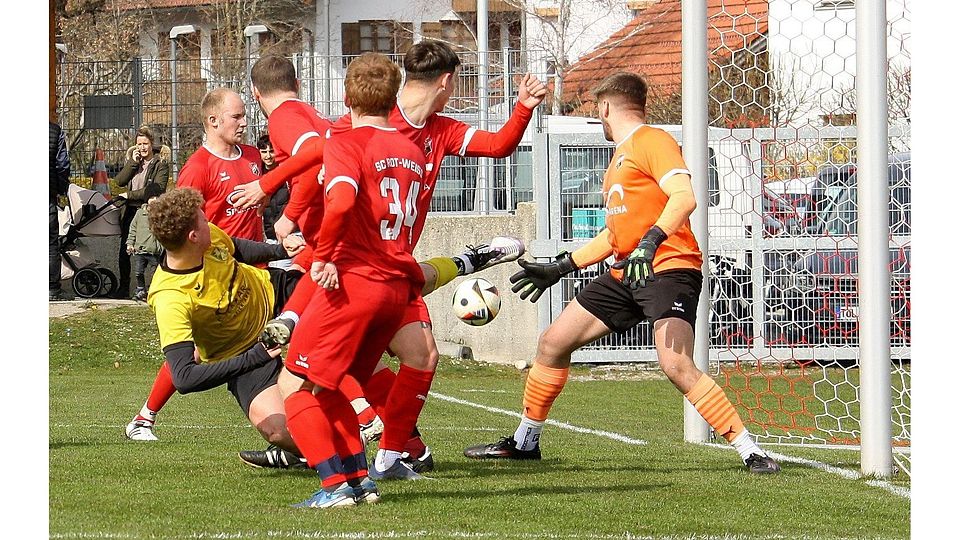 Stadtderby: Eine der wenigen Chancen im Spiel, doch SV-Angreifer Jonas Lützel kommt nicht an den Ball.  FOTO: HANS DEMMEL